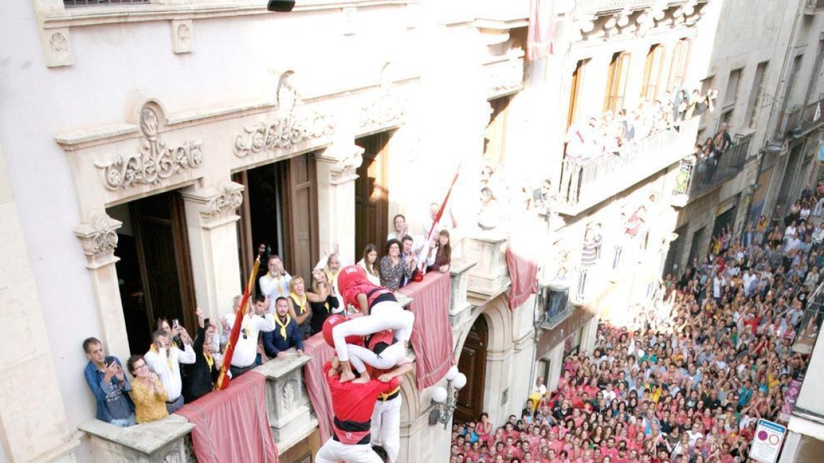 3 de 9 sense folre carregat de la Colla Joves Xiquets de Valls durant una diada passada.