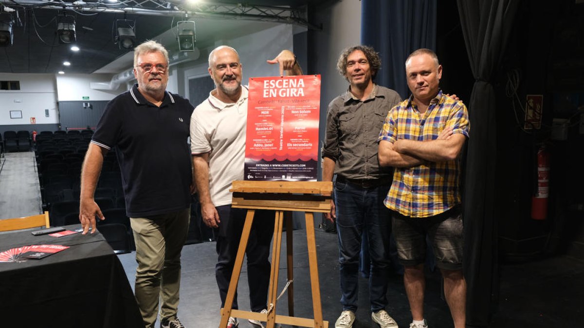 Isaac Albesa, l'alcalde de Cambrils, Alfredo Clúa, el regidor de Cultura, Jordi Barberà i Iban Beltran.