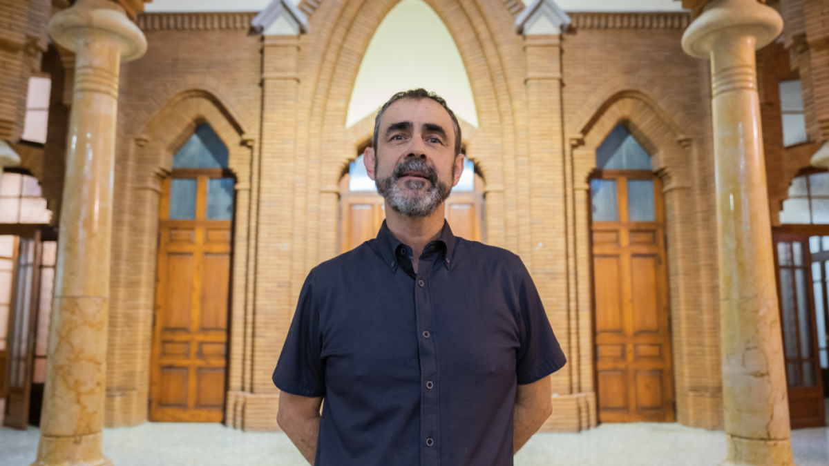 Imagen de Francisco Sardaña, director de la escuela, en la entrada principal del edificio.