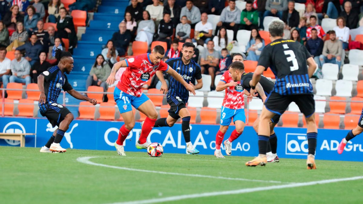 El davanter del Lugo Adri Fuentes durant l'últim partit a l'Anxo Carro contra la Ponferradina.