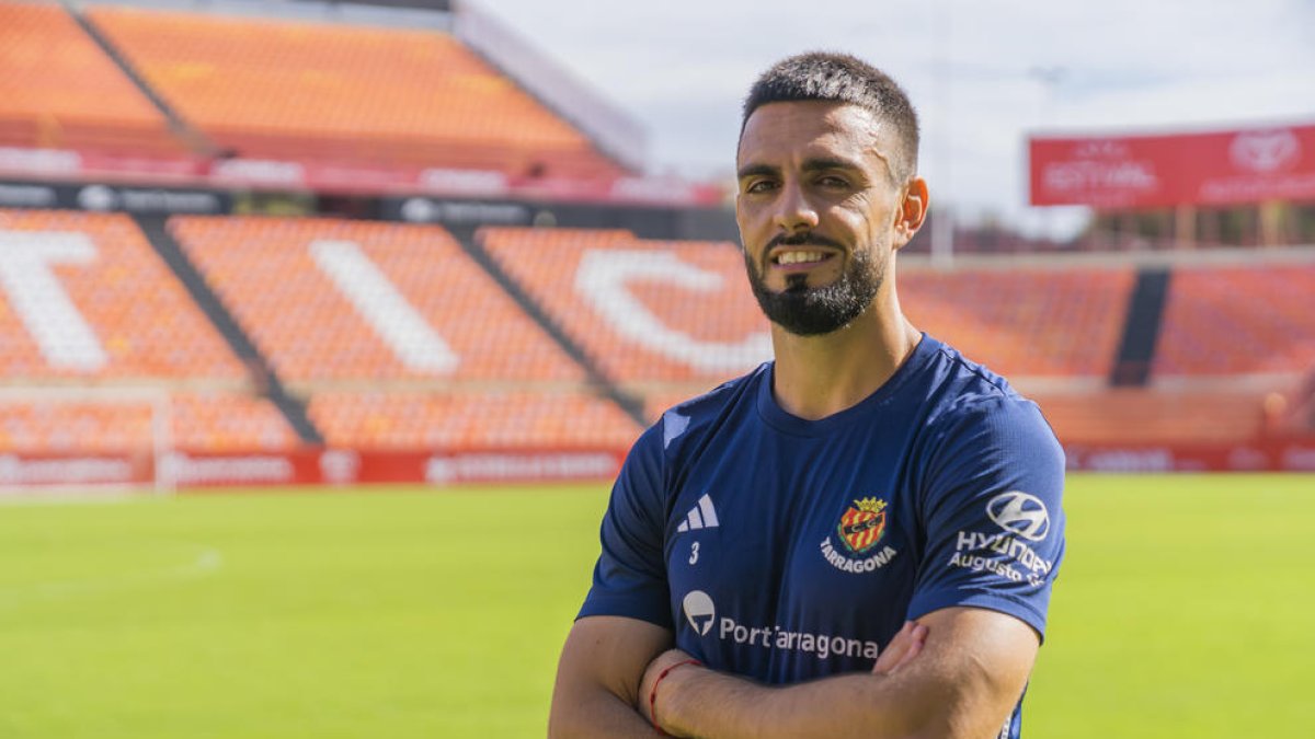 El central del Nàstic, Nacho González, a la gespa del Nou Estadi Costa Daurada.