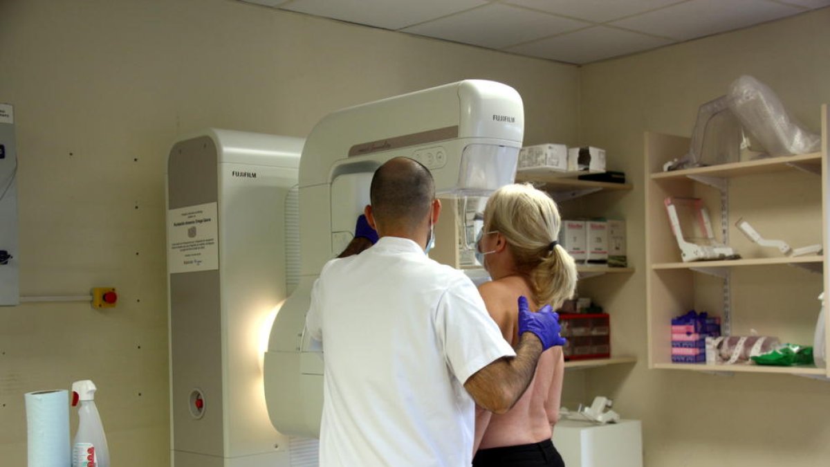 Una dona fent-se una mamografia dins el marc del programa de detecció precoç del càncer de mama a l'Institut Català d'Oncologia.