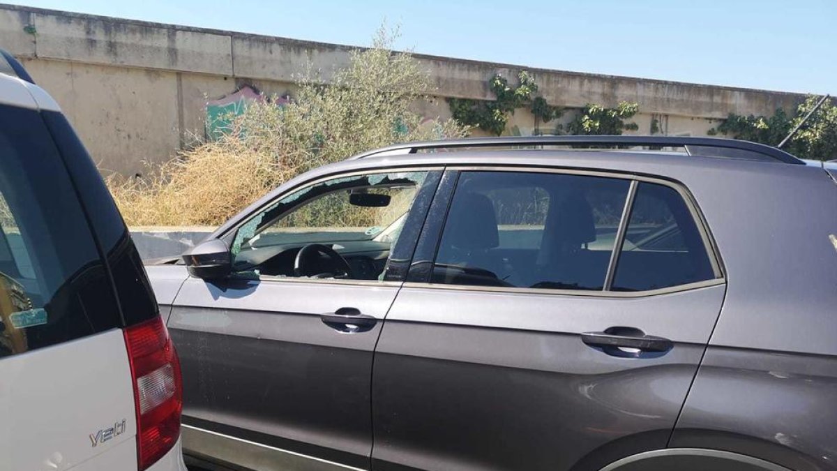 Imatge del vehicle que ha aparegut aquest divendres amb el vidre trencat al pàrquing de la Tabacalera de Tarragona.