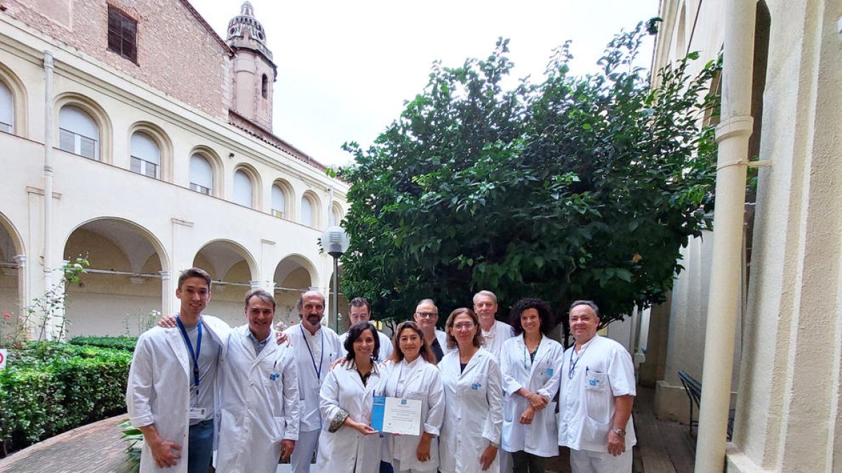Imatge dels equips dels serveis de Ginecologia, llevadores i àmbit quirúrgic amb el diploma del reconeixement dels premis BSH