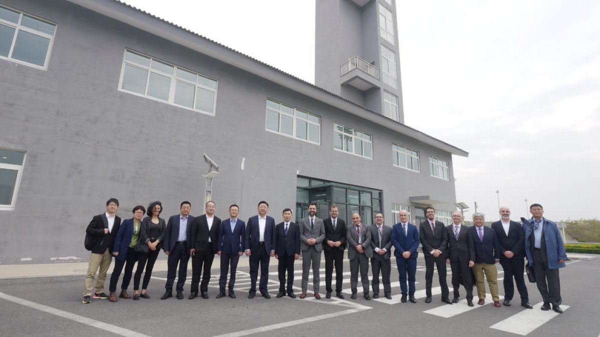 El conseller Torrent, en una foto de família en la inauguració del centre d'Idiada a la Xina.