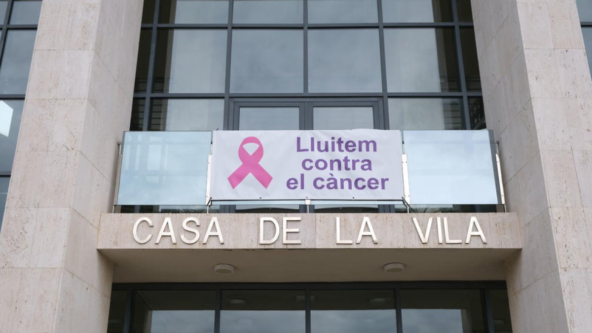 S'ha penjat un crespó rosa a la façana de l'Ajuntament per conscienciar de l'impacte de la malaltia i la importància del diagnòstic precoç.