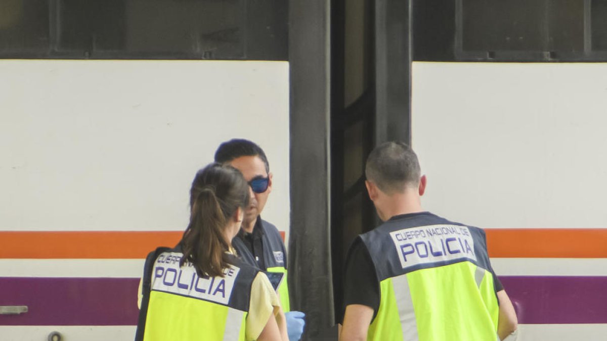 Imatge de la Policia Nacional en el moment en el qual va aparèixer el cos.