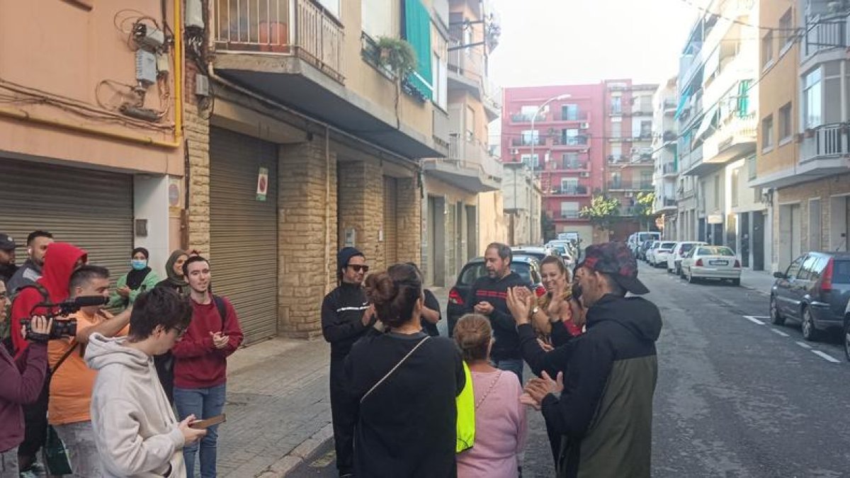 Imatge de manifestants reunits per evitar un desnonament avui a Reus.