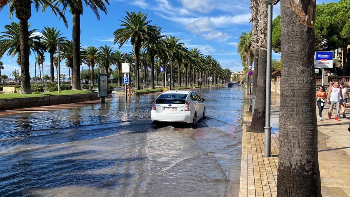 La avenida Jaume I completamente inundada esta mañana.