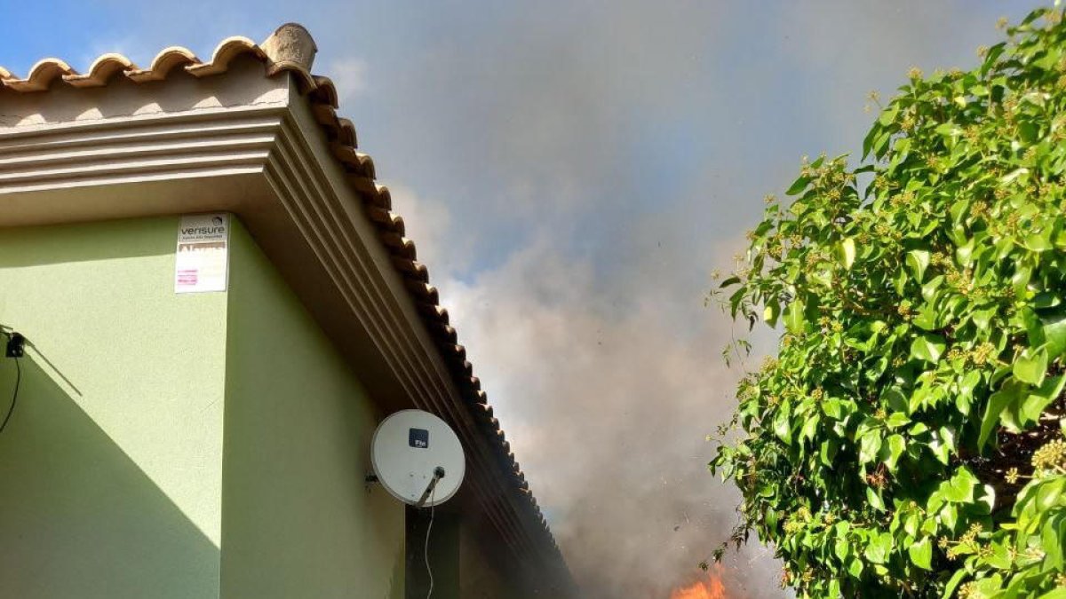 Imatge de l'incendi en un turisme d'Aiguamúrcia.