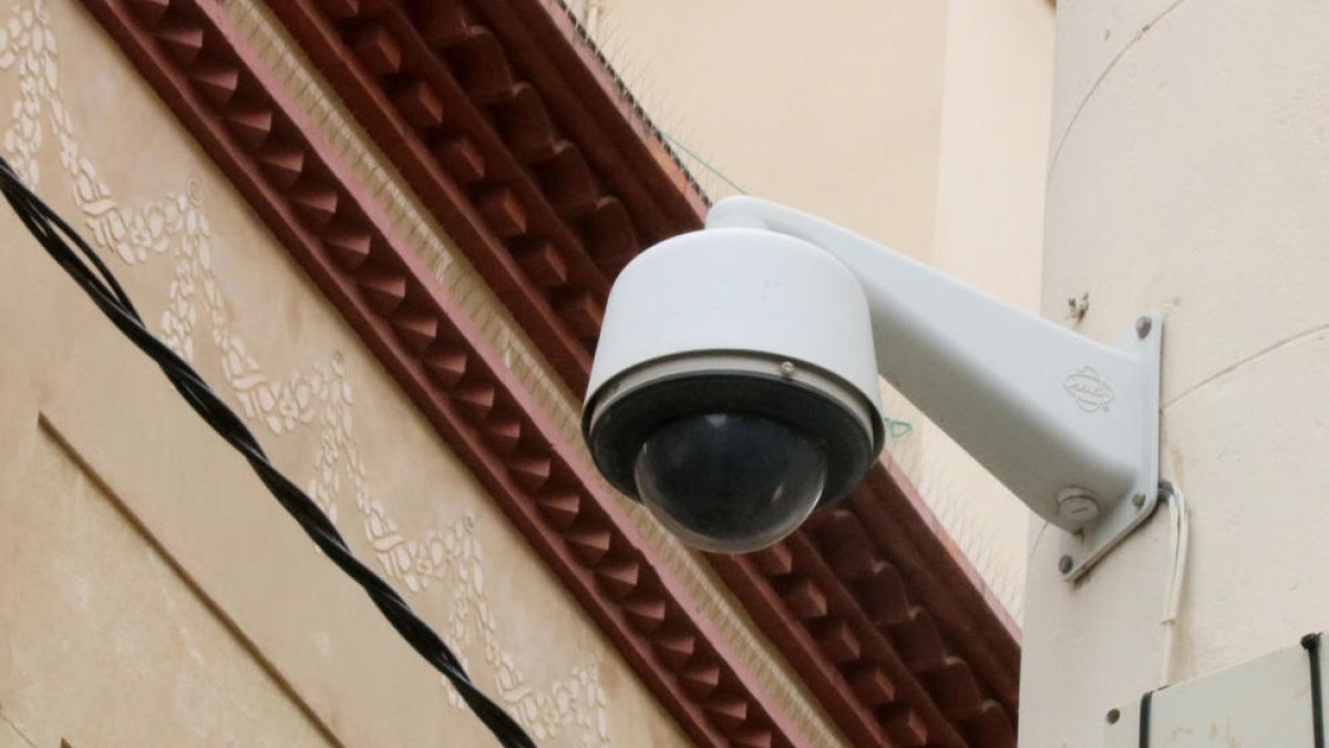 Càmera de videovigilància instal·lada al centre del Vendrell.