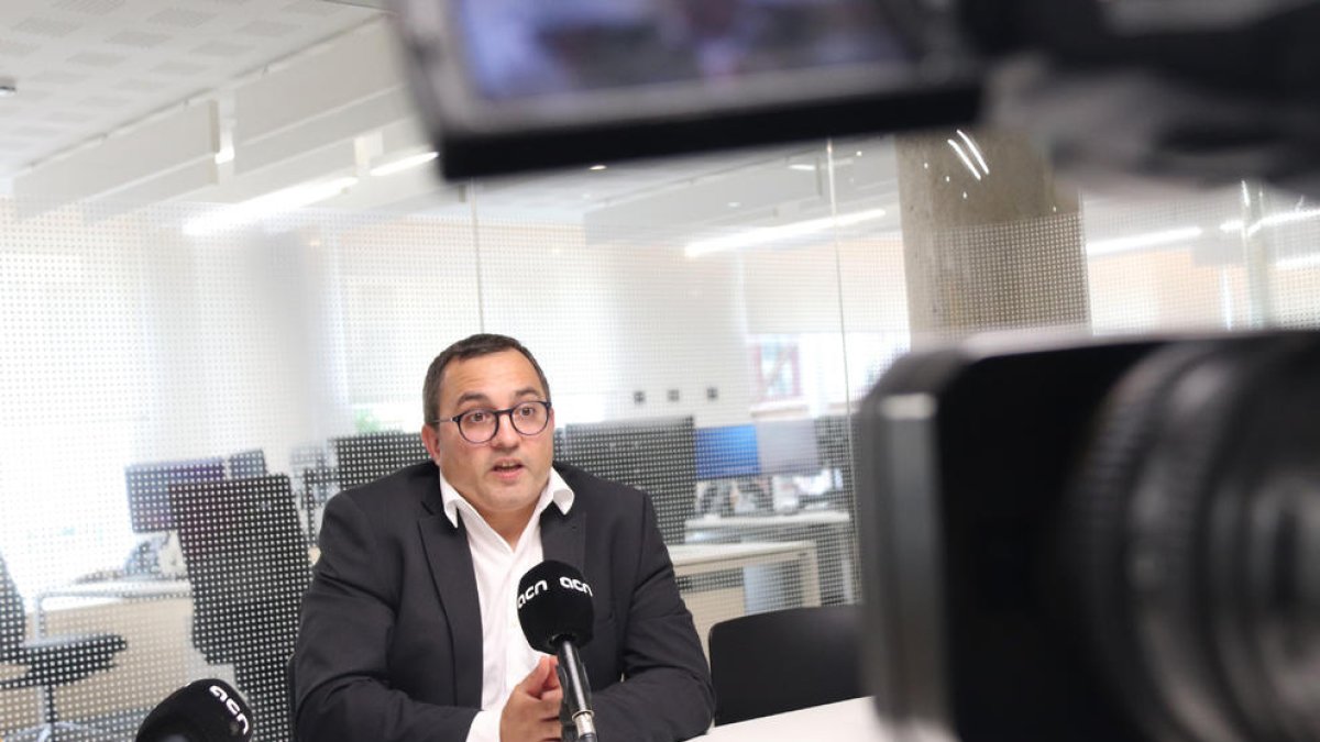 El director general de Caixa Enginyers Vida i Pensions, Antoni Fernández, durante una entrevista con el ACN.