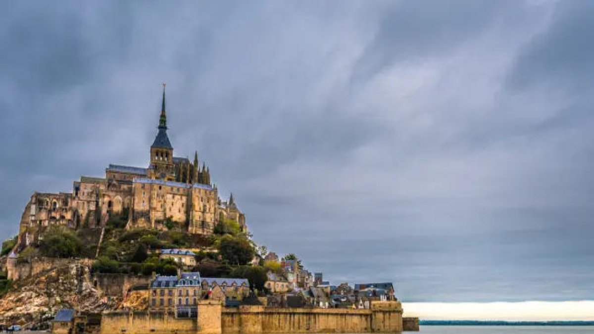 Marea alta a Mont Saint Michel, a Normandia.