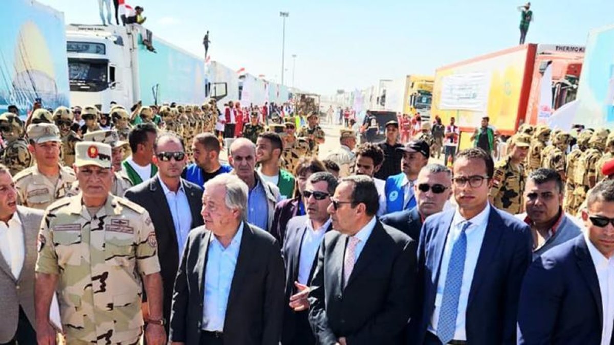 El secretario general de la ONU, Antonio Guterres, en su visita al paso de Rafah.