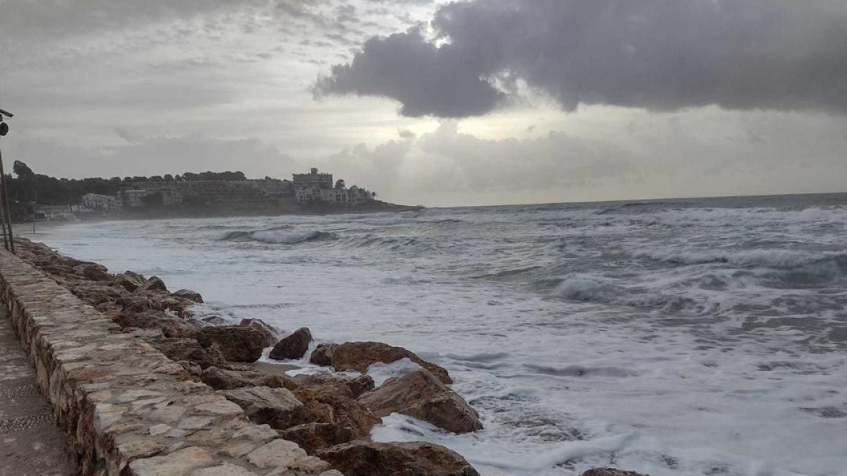 El fort onatge encara colpejava ahir el passeig de Botigues de Mar i cobria l'espai de sorra.
