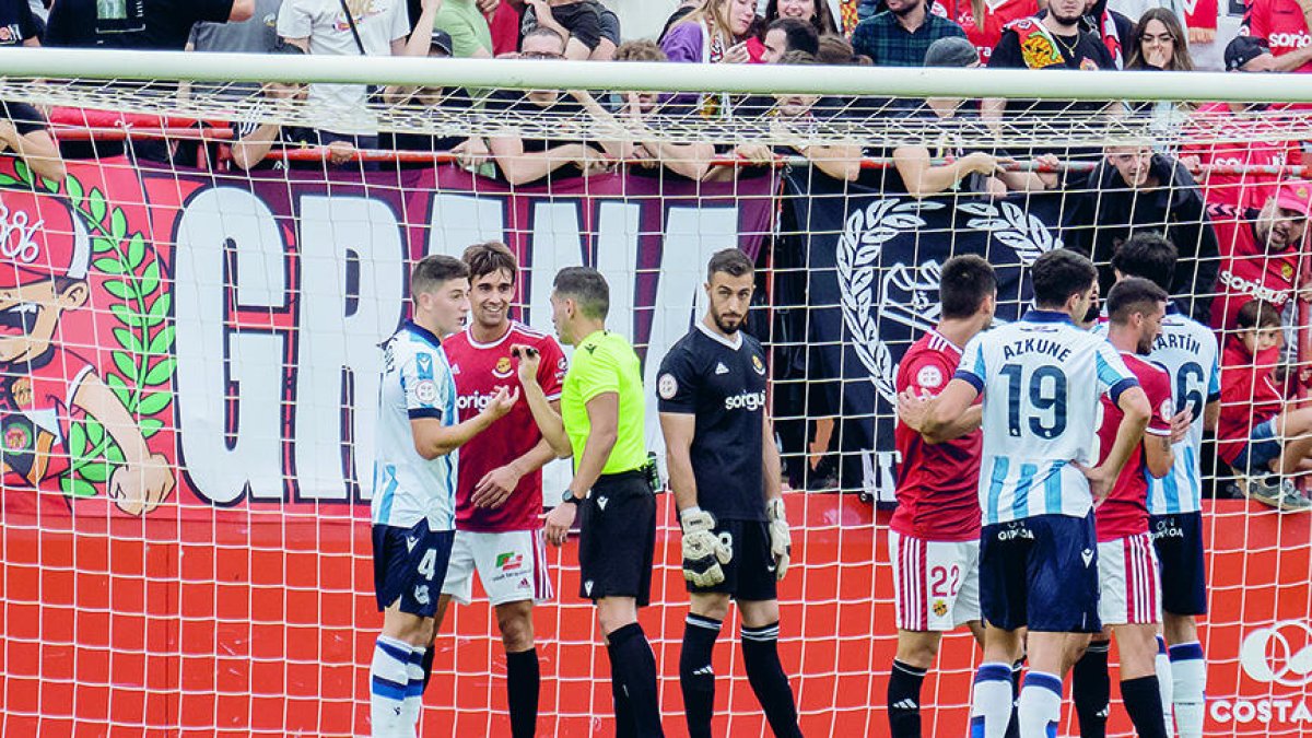 Els jugadors del Nàstic preparant-se per defensar una jugada a pilota aturada.