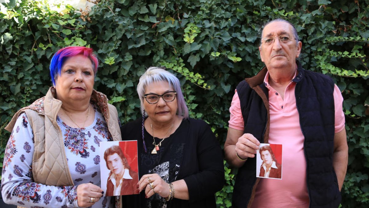 Las dos hermanas y el cuñado de Juan Gabriel Rodrigo Knafo muestran una fotografía del joven, fallecido en la protesta del 5 de marzo de 1976.