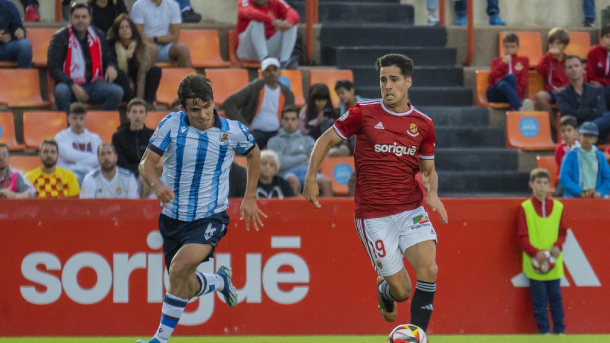 Mario Rodríguez conduïnt la pilota durant el partit contra la Real Sociedad B del darrer diumenge.