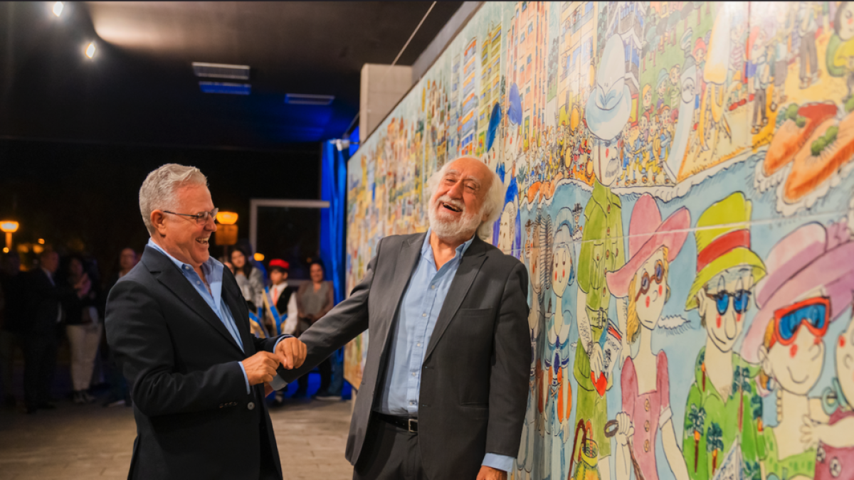 Pere Granados y Josep Maldonado ante el nuevo mural de Pilarín Bayes en la calle Advocat Gallego.