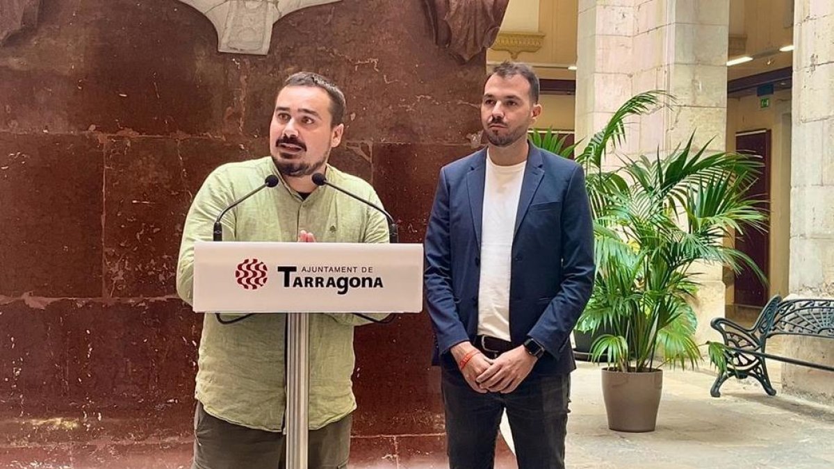 El portaveu i el conseller d'En Comú Podem, Jordi Collado i Toni Carmona, en roda de premsa.