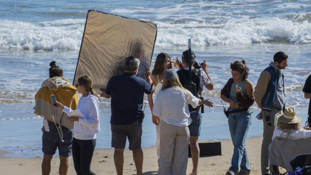 Sessió fotogràfica publicitària a la platja dels Capellans, a Cala Romana.