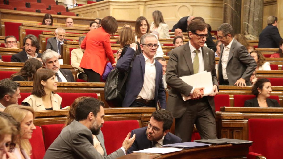 El líder del PSC en el Parlament, Salvador Illa, se marcha del hemiciclo tras la sesión de control en el pleno del Parlament.