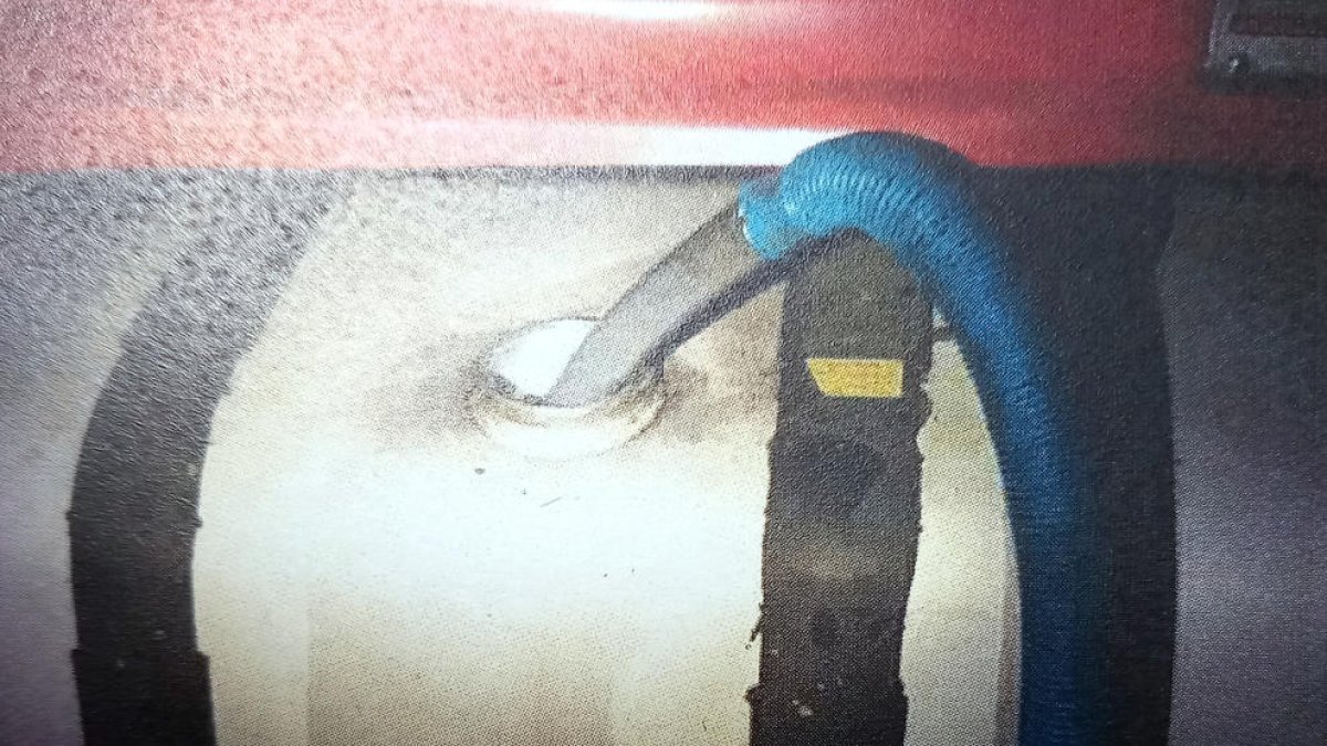 Detall del dipòsit de gasoil d'on el lladre xuclava el combustible d'un camió a l'altre amb l'ajuda d'una mànega.
