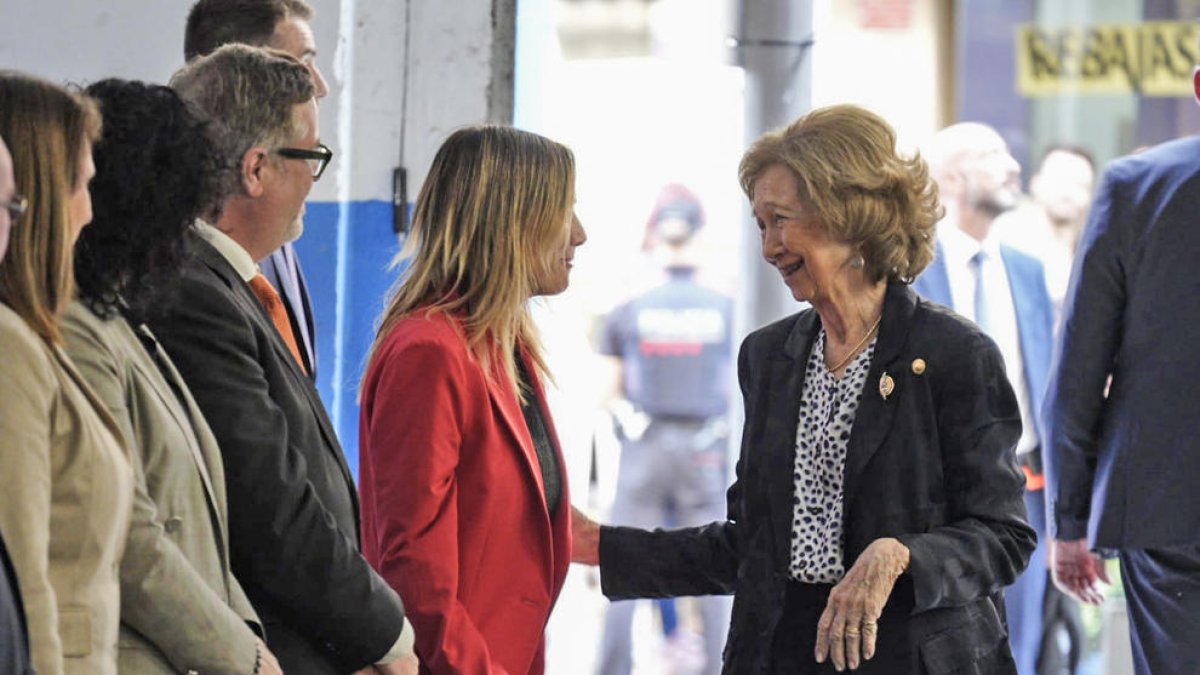 La reina Sofia saludant l'alcaldessa de Reus, Sandra Guaita.
