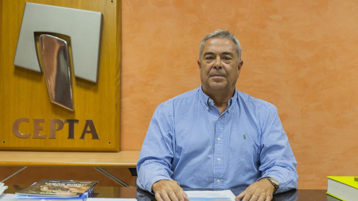 Imatge del nou president de la patronal d'empreses de la província, Xavier Rigau, al seu despatx.
