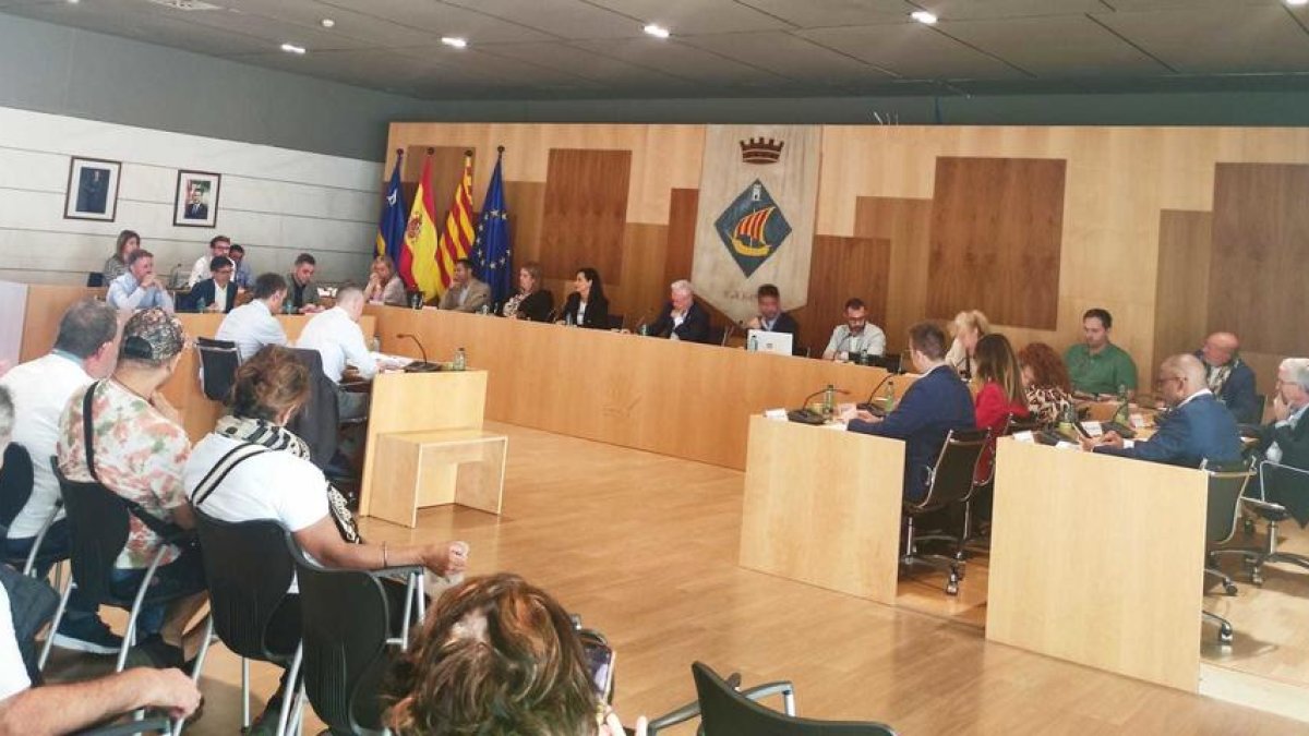 El plenari de l'Ajuntament de Salou ahir, en el que es va aprovar, per unanimitat, la cessió del terreny.
