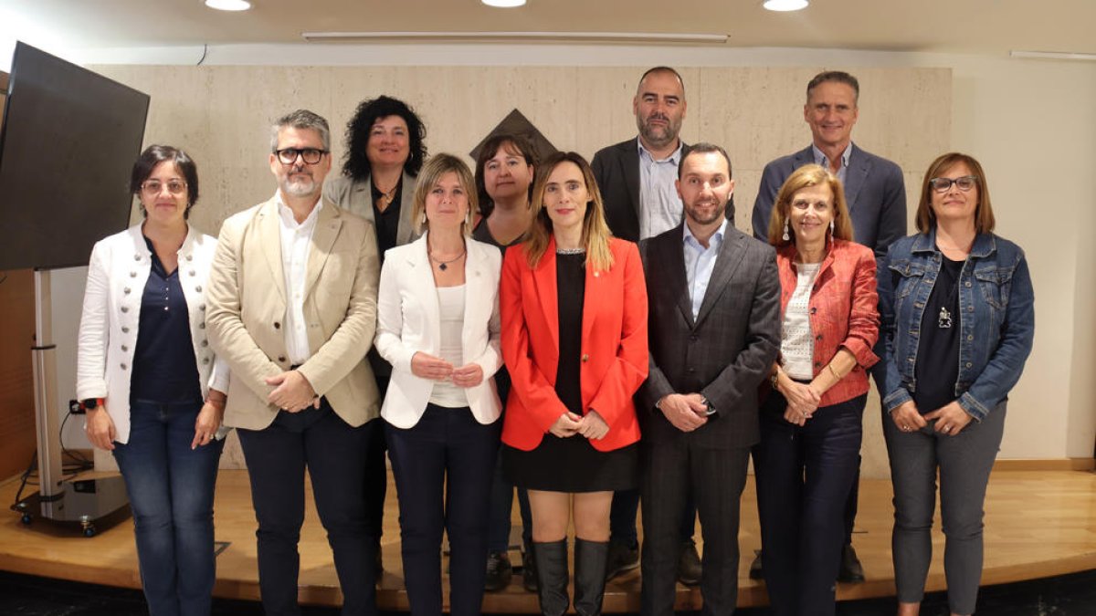 Fotografia de grup de bona part de l'equip de govern, després de presentar el pla d'inversions que s'ha preparat per al 2024.