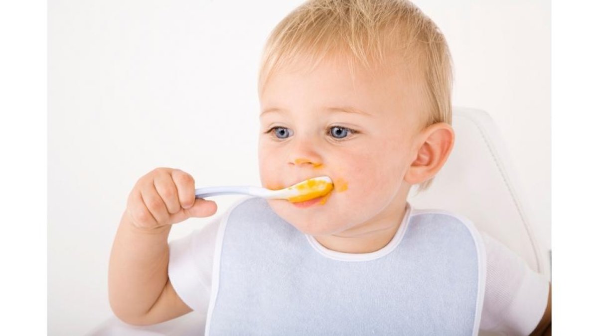 Imatge d'un nen menjant-se una farineta.