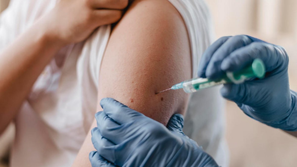 Imatge d'una persona vacunant-se.