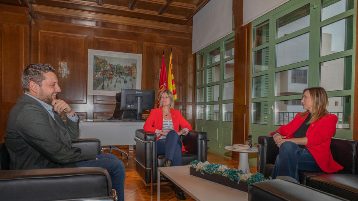 Imatge de la reunió celebrada ahir a la Diputació de Tarragona entre Rubén Viñuales, Noemí Llauradó i Sandra Guaita.