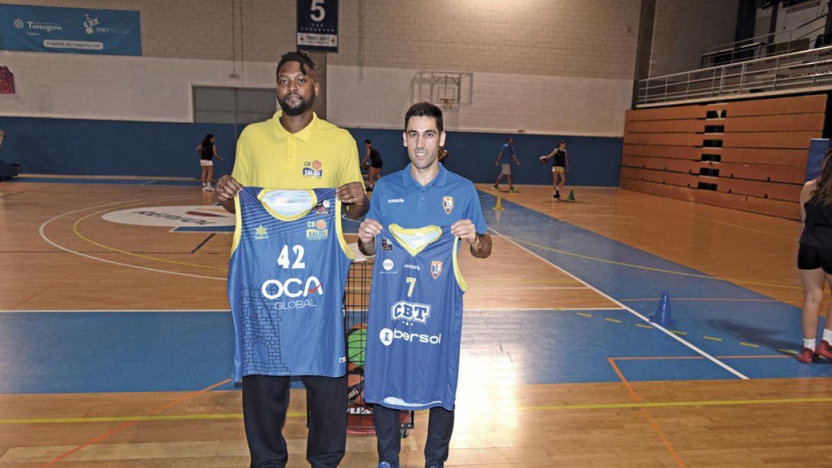 David Fernández, del CBT, i el jugador del CB Salou CJ Barksdale.