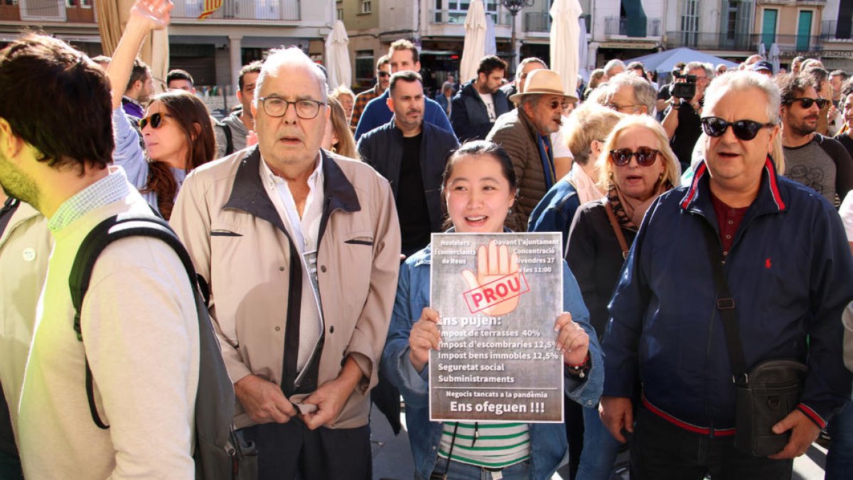 Veïns de Reus protestant a la plaça del Mercadal contra la pujada dels impostos

Data de publicació: divendres 27 d'octubre del 2023, 13:00

Localització: Reus

Autor: Mar Rovira