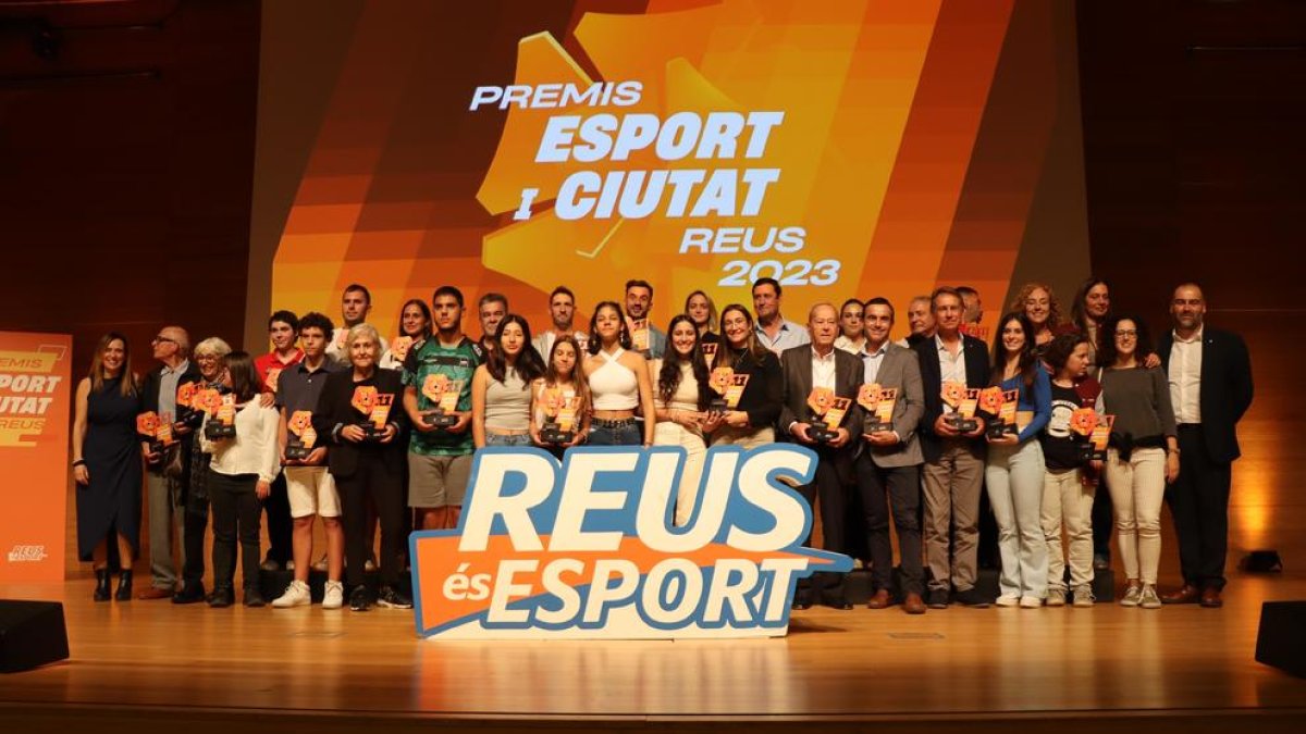 Els guanyadors del diferents guardons amb l'alcaldessa, Sandra Guaita, i el regidor de Salut i Esports, Enrique Martín.