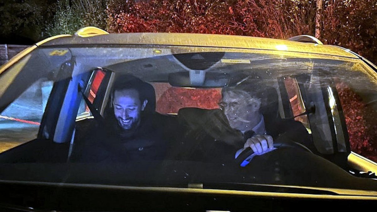 El rapero Valtònyc y el expresidente de la Generalitat Carles Puigdemont, dentro de un coche.