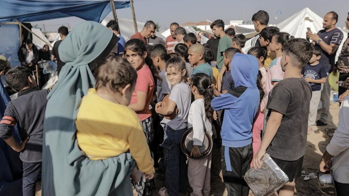 Palestins busquen refugi als terrenys del centre de la UNRWA al campament de Khan Yunis a Gaza.