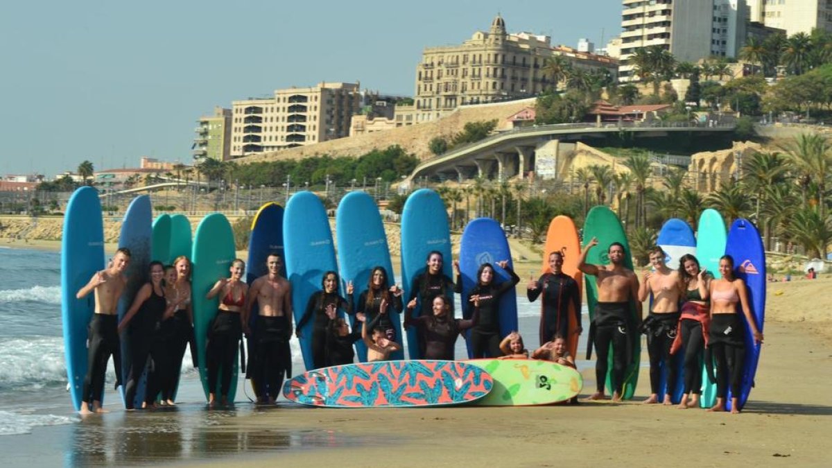 Participantes en una clase de surf de la Trrgn Surf School.