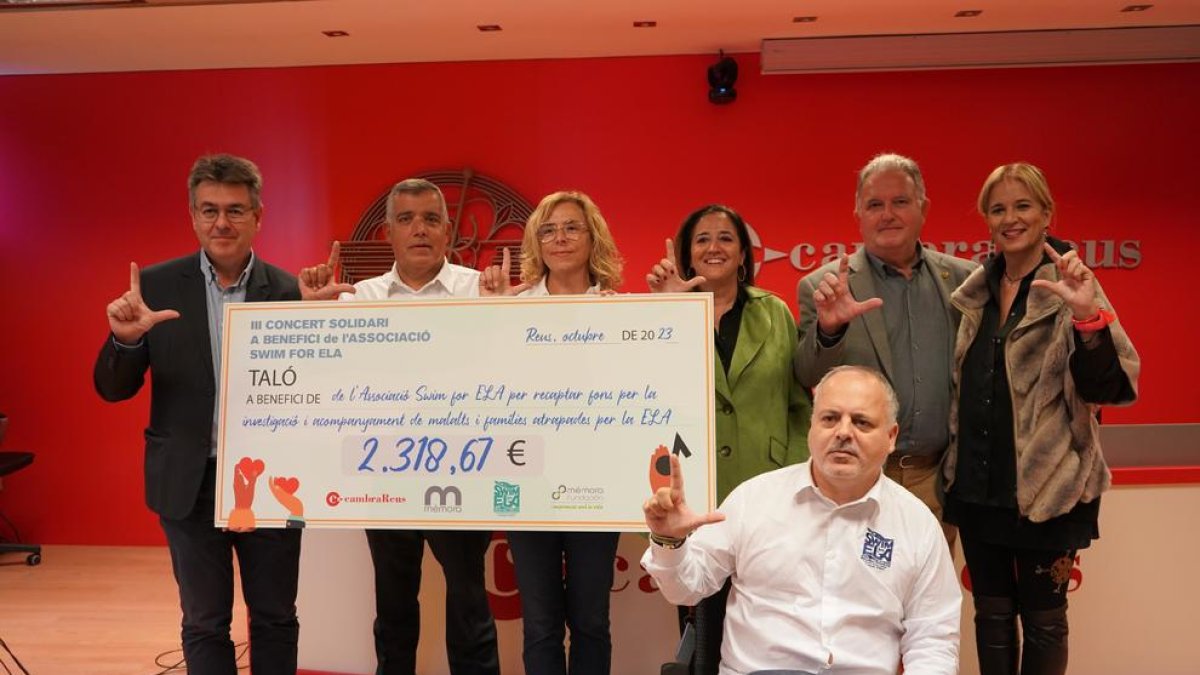 Fotografía del acto de entrega de la recaudación del III Concierto Solidario en beneficio de la Asociación Swim For Ela.