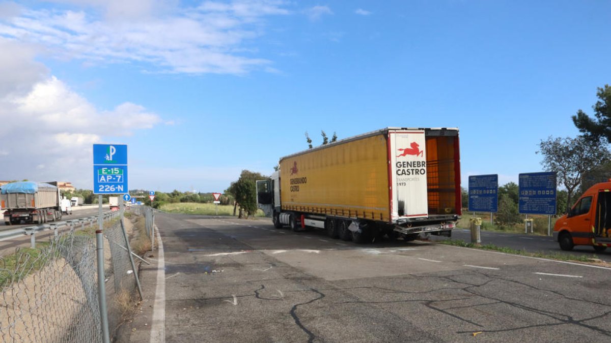 Imatge de l'AP-7 al seu pas per Roda de Berà (Tarragonès), on estava estacional el camió i ha tingut lloc l'accident.