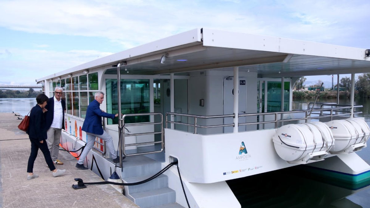 L'alcalde d'Amposta, Adam Tomàs, acompanyat del regidor Tomàs Bertomeu i la regidora Inés Martí, accedeixen a l'embarcació turística fluvial.