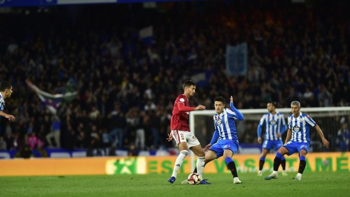 El central grana Pablo Trigueros durant el partit de diumenge contra el Deportivo.