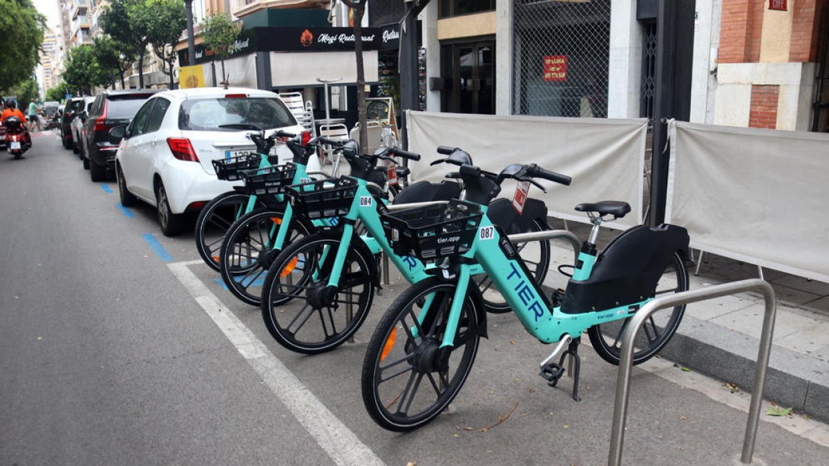 Imatge d'arxiu de la flota de bicicletes elèctriques de l'empresa Tier Mobility a Tarragona.