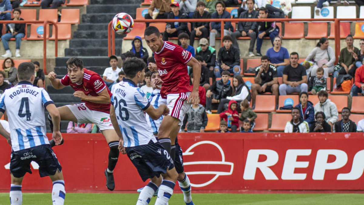 Pablo Fernández rematant una pilota amb el cap.