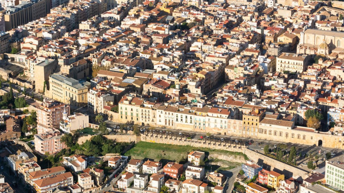Imatge panoràmica de Tarragona, on està prevista l'elaboració d'una ordenança de pisos turístics.