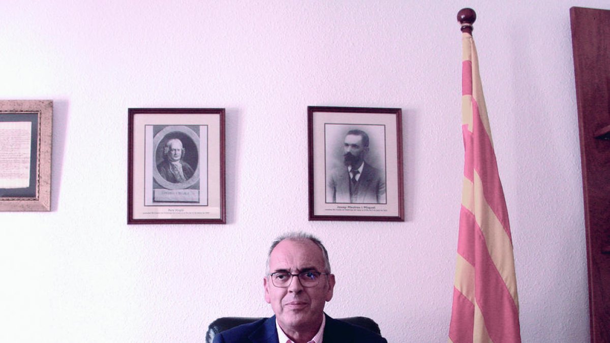 Gerard Gené al seu despatx d'alcaldia, a l'Ajuntament de Vilallonga del Camp.