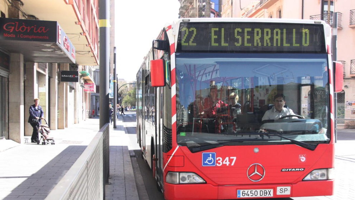 Pla mitjà d'un autobús de l'EMT de Tarragona, circulant pel carrer Colom.