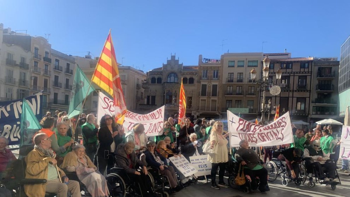 Imatge de lla concentració de protesta a les portes de l'Ajuntament de Reus.